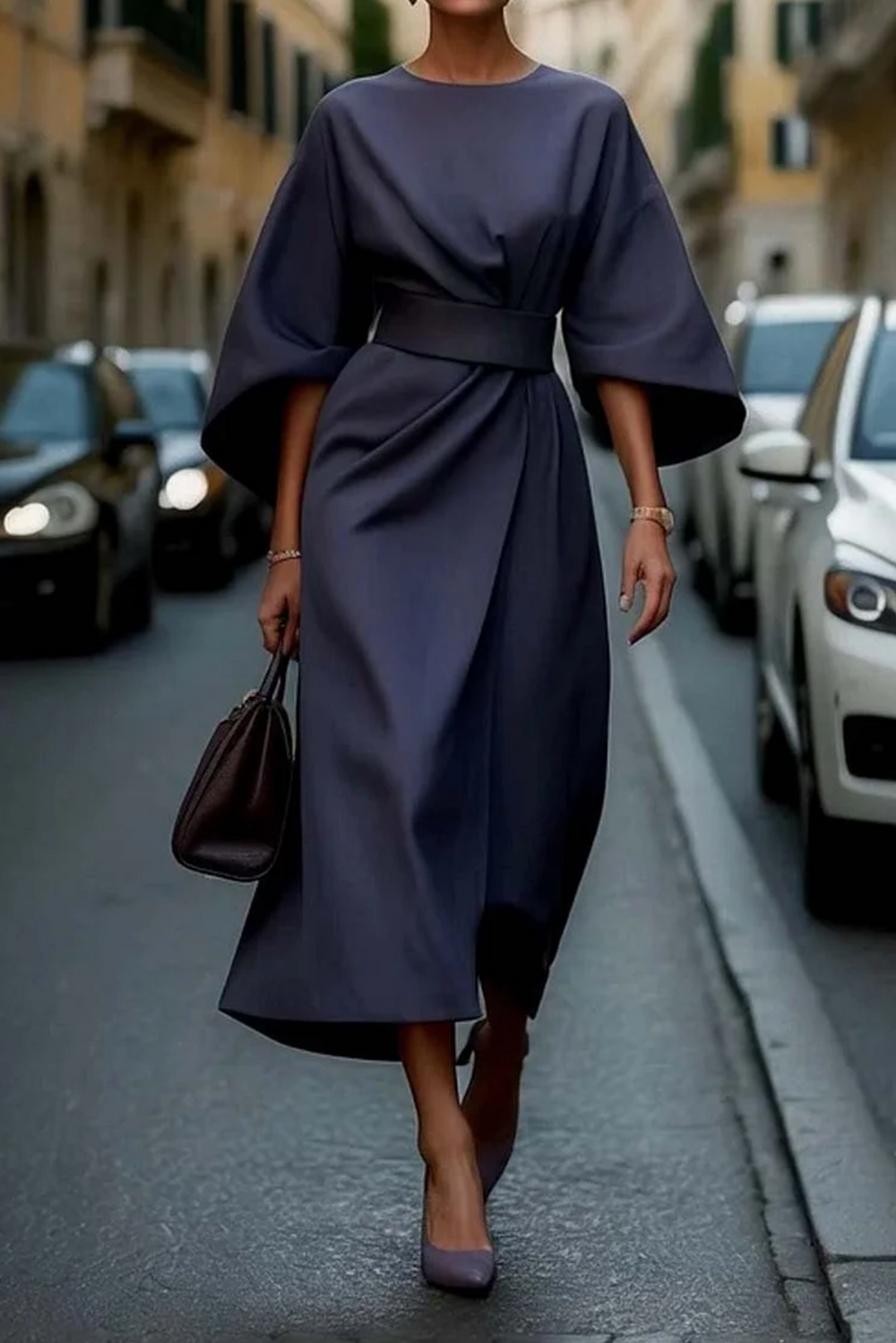 Robe de soirée chic femme, coupe midi moderne, avec manches évasées pour un style sophistiqué.
