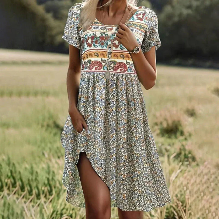 Robe d'été midi femme à pois, style rétro et confortable. Manches courtes, silhouette fluide pour un look élégant.