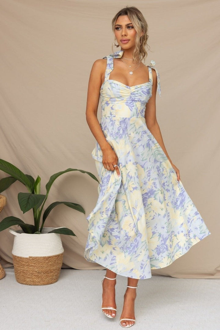 Robe midi fleurie, bretelles nouées, style bohème. Imprimé floral, coupe fluide et légère.  Parfait pour l'été.