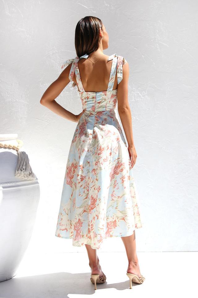 Robe midi fleurie, bretelles nouées, style bohème. Imprimé floral, coupe fluide et légère.  Parfait pour l'été.