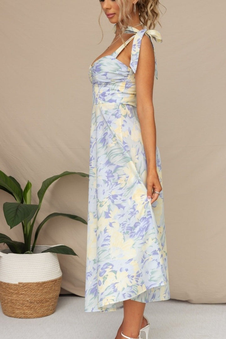 Robe midi fleurie, bretelles nouées, style bohème. Imprimé floral, coupe fluide et légère.  Parfait pour l'été.