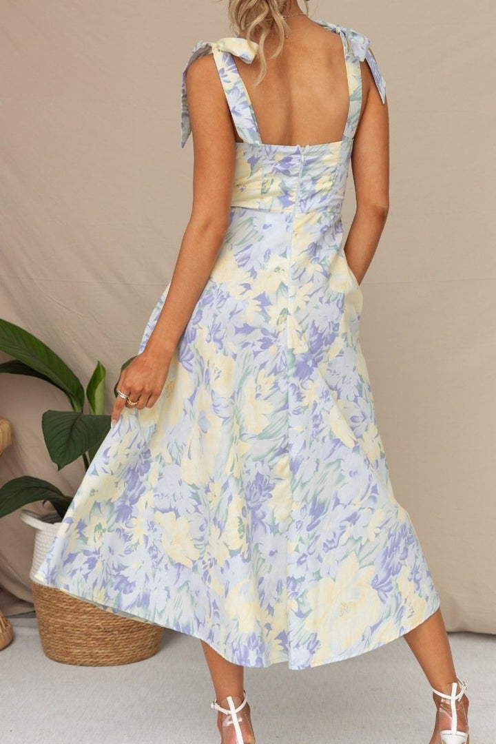 Robe midi fleurie, bretelles nouées, style bohème. Imprimé floral, coupe fluide et légère.  Parfait pour l'été.