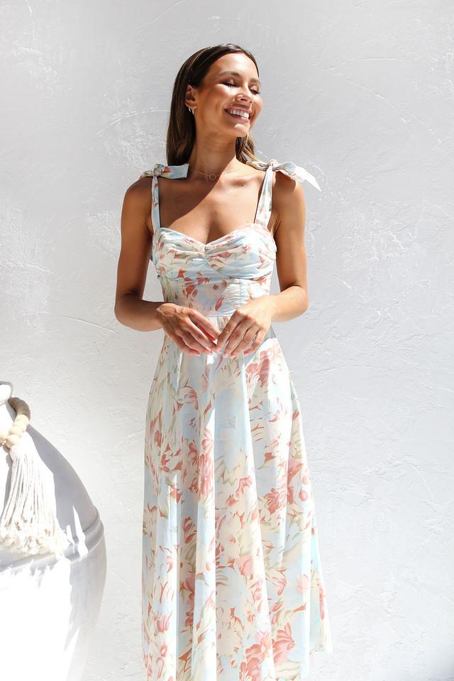 Robe midi fleurie, bretelles nouées, style bohème. Imprimé floral, coupe fluide et légère.  Parfait pour l'été.