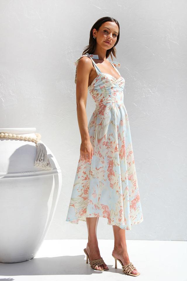 Robe midi fleurie, bretelles nouées, style bohème. Imprimé floral, coupe fluide et légère.  Parfait pour l'été.