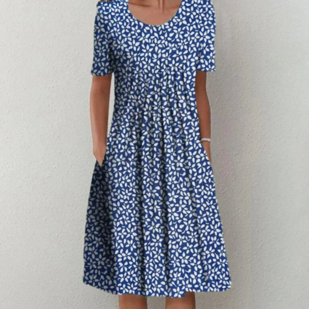 Robe midi fleurie en tissu léger et respirant, manches courtes, imprimé floral coloré, idéale pour looks estivaux élégants.