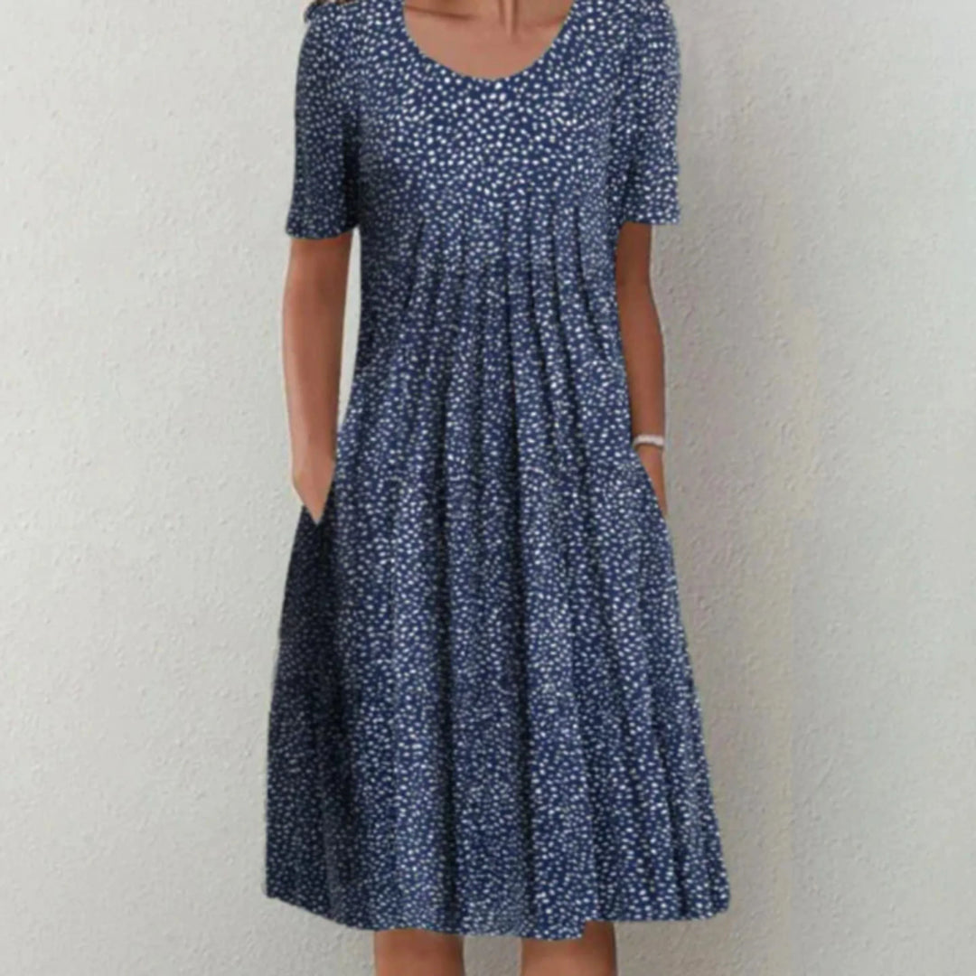 Robe midi fleurie en tissu léger et respirant, manches courtes, imprimé floral coloré, idéale pour looks estivaux élégants.