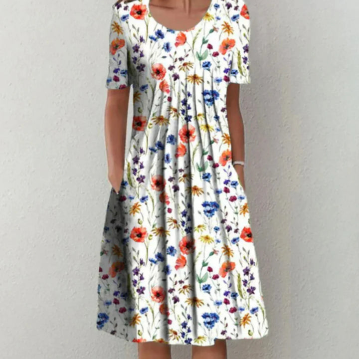 Robe midi fleurie en tissu léger et respirant, manches courtes, imprimé floral coloré, idéale pour looks estivaux élégants.