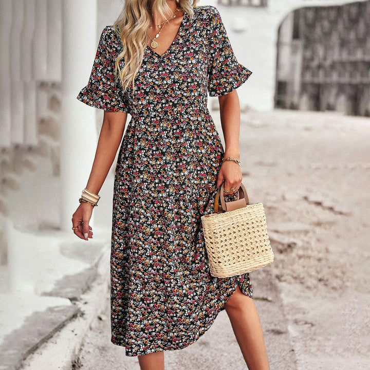 "Robe midi fleurie noire, élégante et chic, pour toutes occasions, avec motif floral captivant et coupe flatteuse."