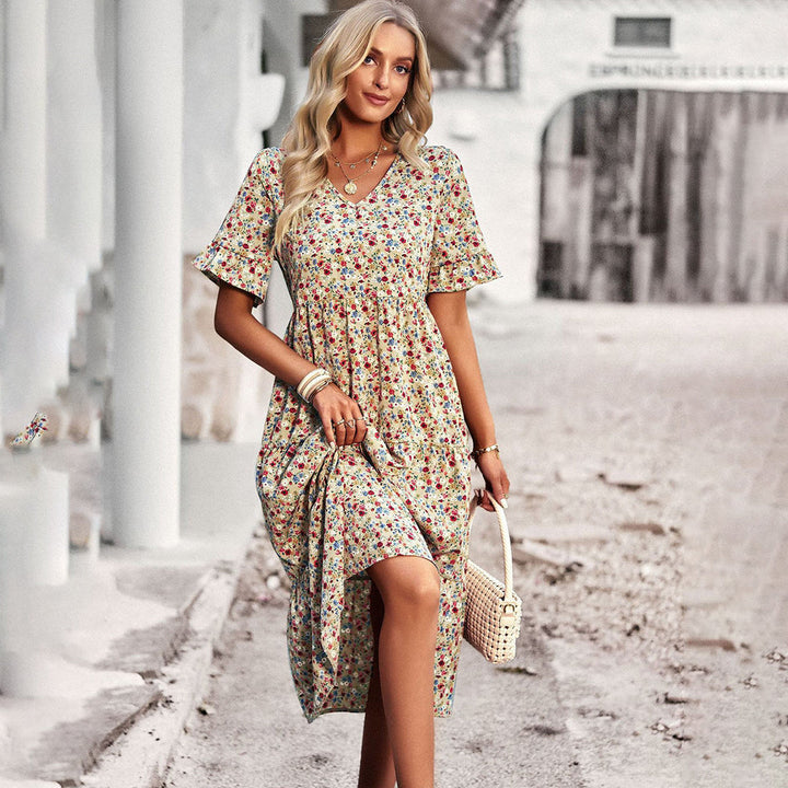 "Robe midi fleurie noire, élégante et chic, pour toutes occasions, avec motif floral captivant et coupe flatteuse."
