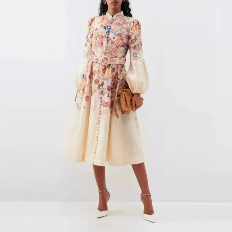 Robe midi fleurie, style romantique. Imprimé floral multicolore, coupe élégante et flatteuse.  Manches bouffantes.