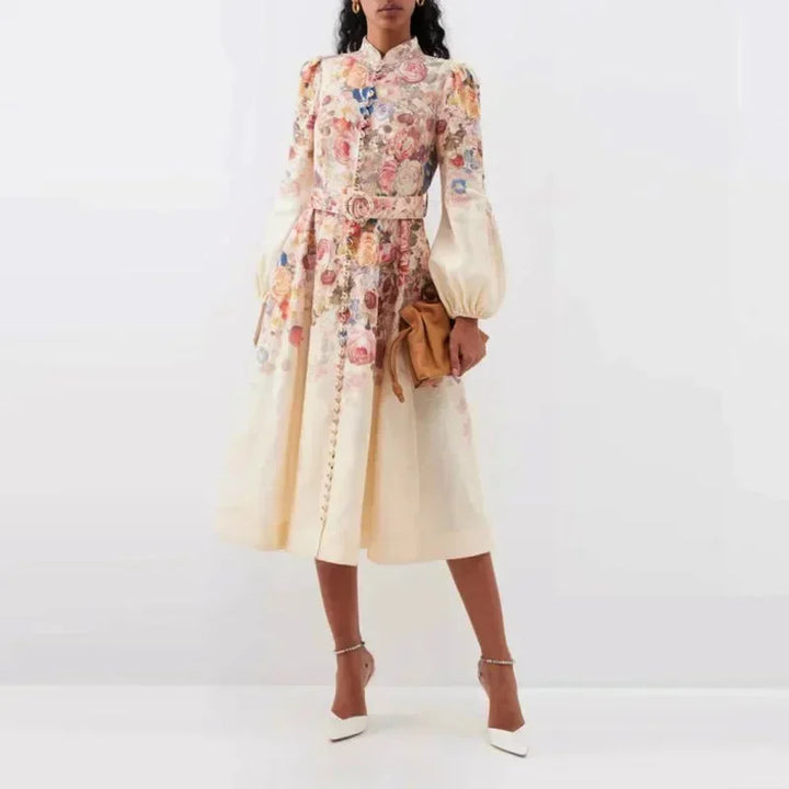 Robe midi fleurie, style romantique. Imprimé floral multicolore, coupe élégante et flatteuse.  Manches bouffantes.