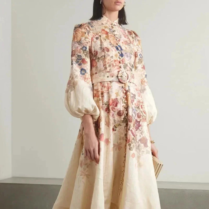 Robe midi fleurie, style romantique. Imprimé floral multicolore, coupe élégante et flatteuse.  Manches bouffantes.