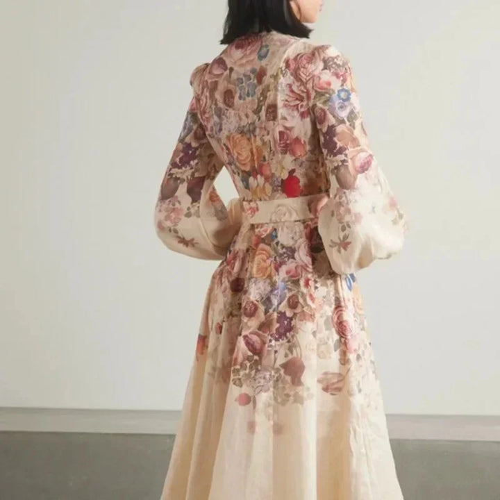Robe midi fleurie, style romantique. Imprimé floral multicolore, coupe élégante et flatteuse.  Manches bouffantes.