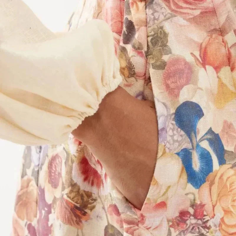 Robe midi fleurie, style romantique. Imprimé floral multicolore, coupe élégante et flatteuse.  Manches bouffantes.