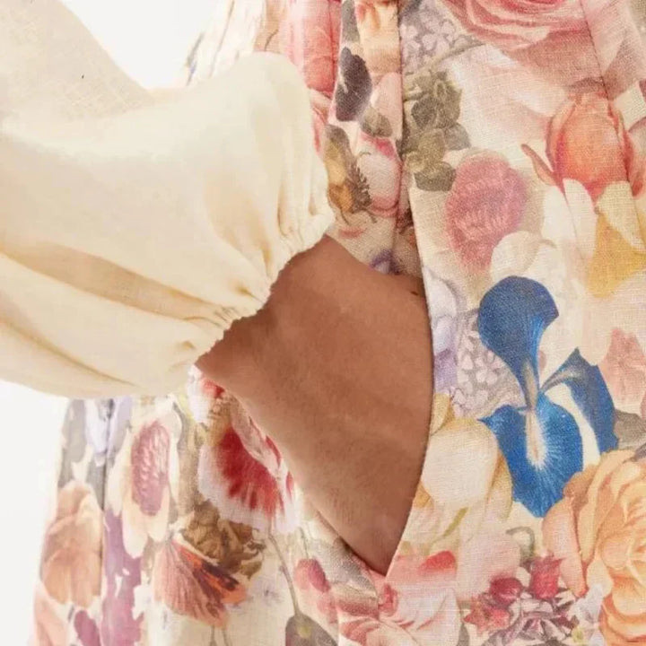 Robe midi fleurie, style romantique. Imprimé floral multicolore, coupe élégante et flatteuse.  Manches bouffantes.