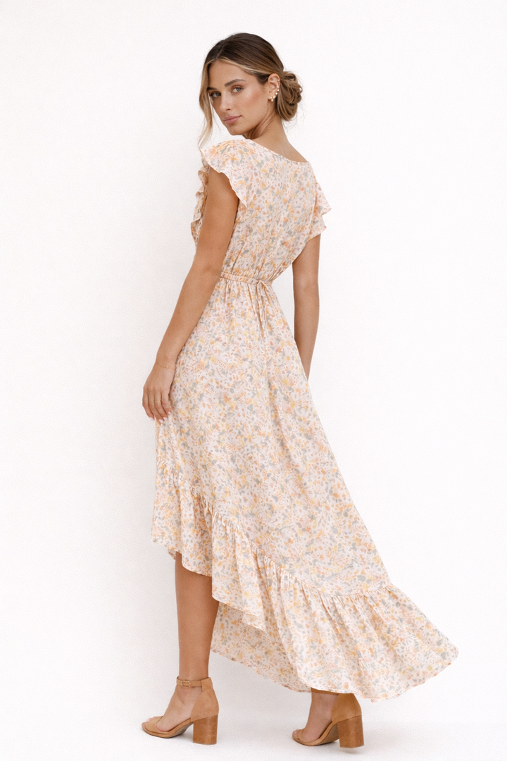 Vue d'une robe midi florale fluide beige pour femmes, avec ceinture, idéale pour un look élégant d'été.