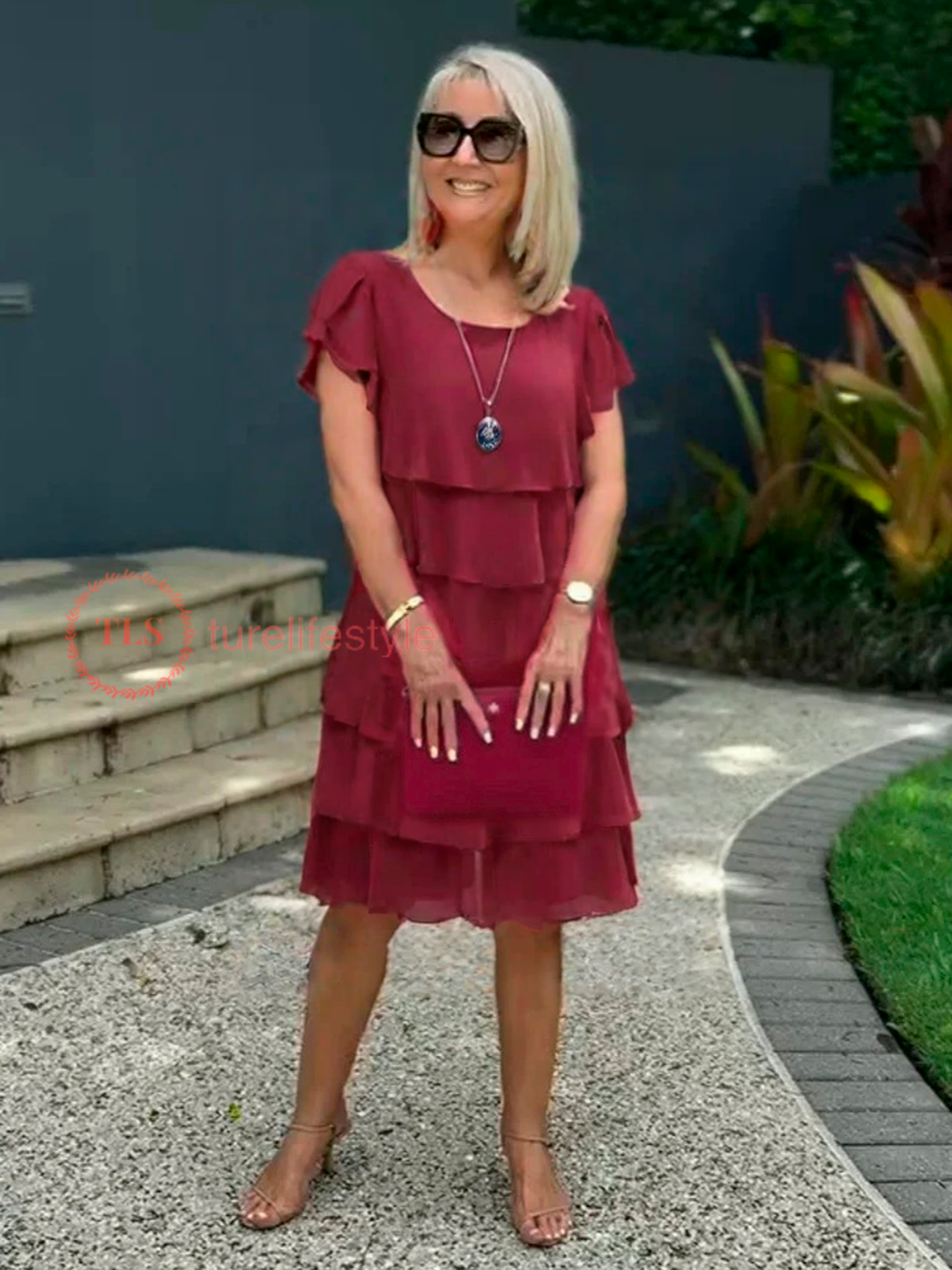 Robe midi fluide élégante femme, asymétrique, superposée. Style polyvalent pour soirées ou sorties d'été.