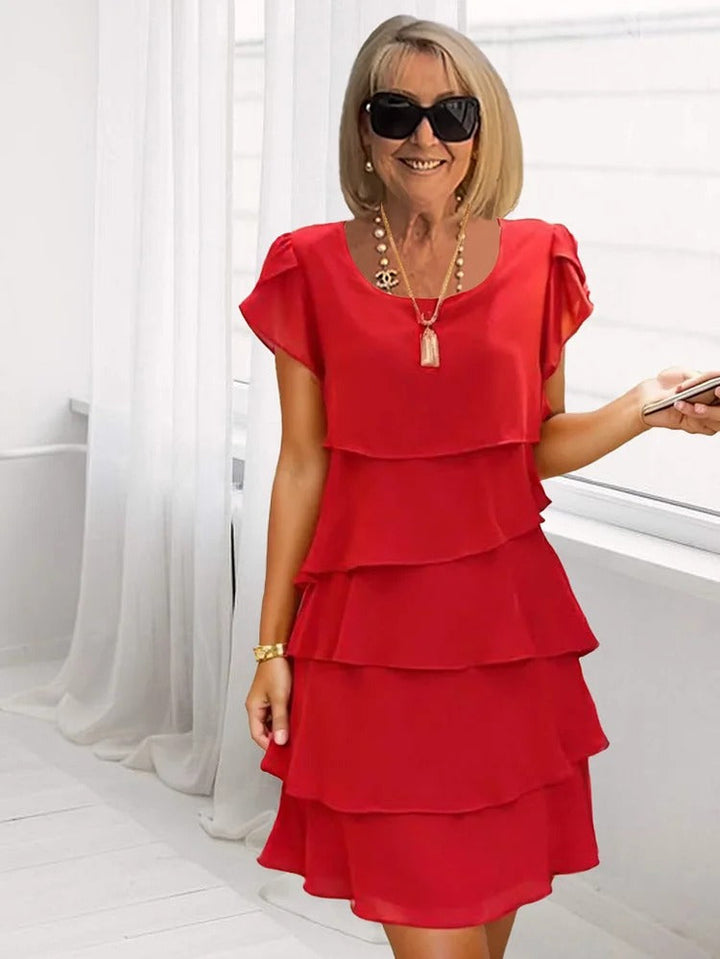 Robe midi femme chic et fluide, ourlet asymétrique distinctif, design superposé raffiné. Look moderne.