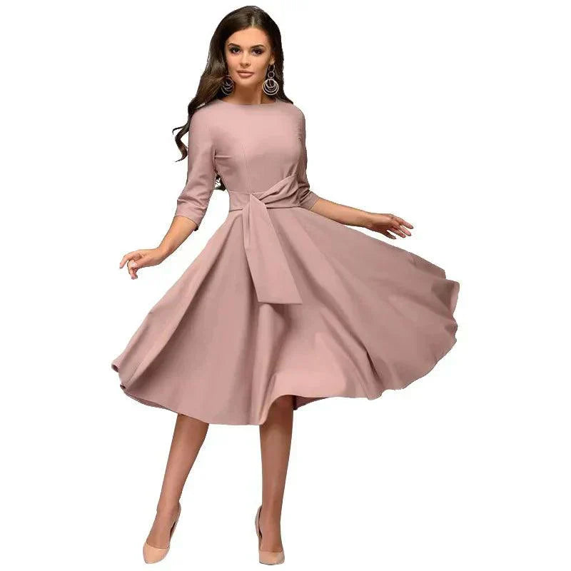 Robe midi fluide nouée à la taille.  Coupe élégante et polyvalente.  Parfait pour toutes les occasions.