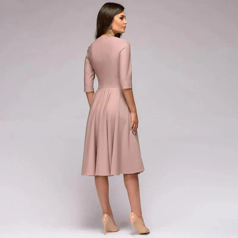 Robe midi fluide nouée à la taille.  Coupe élégante et polyvalente.  Parfait pour toutes les occasions.