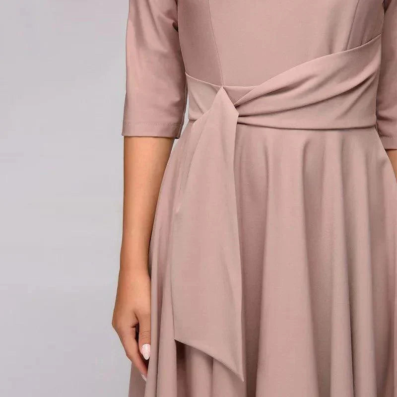 Robe midi fluide nouée à la taille.  Coupe élégante et polyvalente.  Parfait pour toutes les occasions.