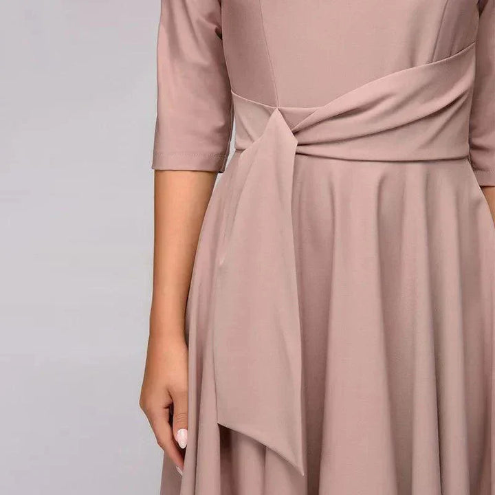Robe midi fluide nouée à la taille.  Coupe élégante et polyvalente.  Parfait pour toutes les occasions.