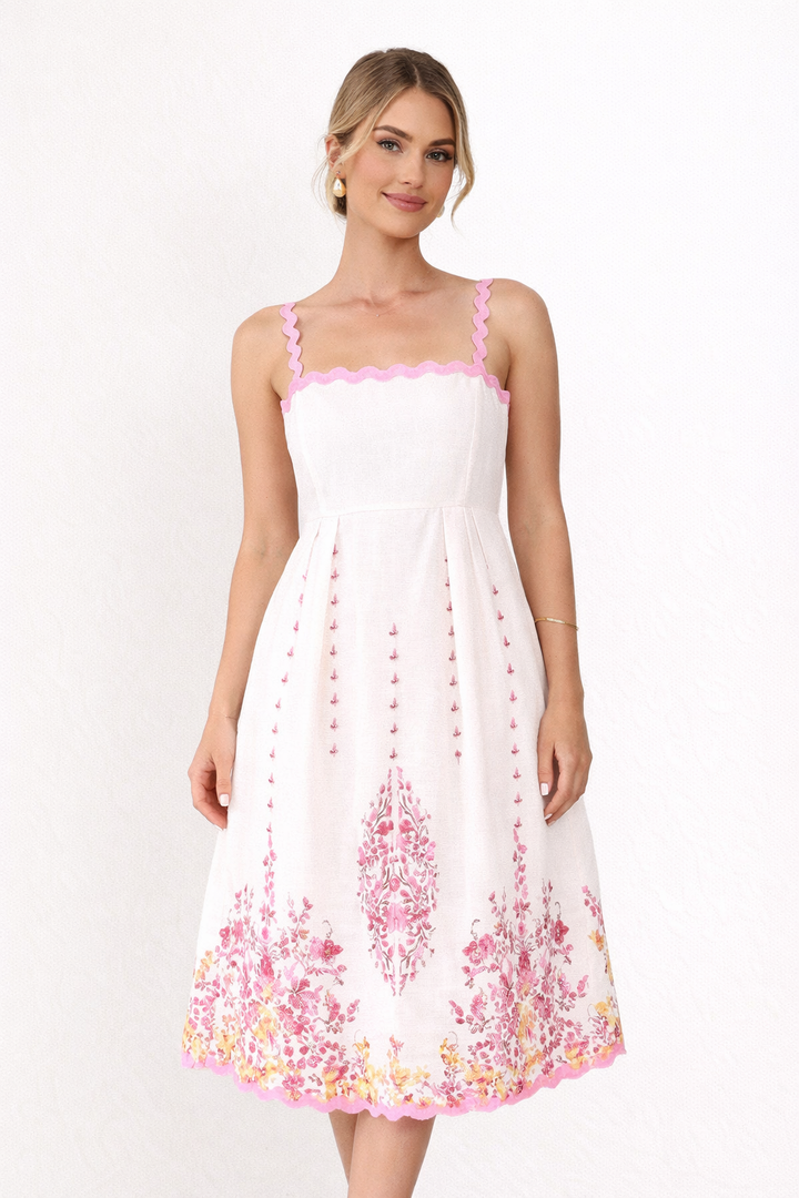 Superbe robe midi fleurie et fluide pour femme, confortable et élégante, avec un imprimé vibrant pour la mode estivale.