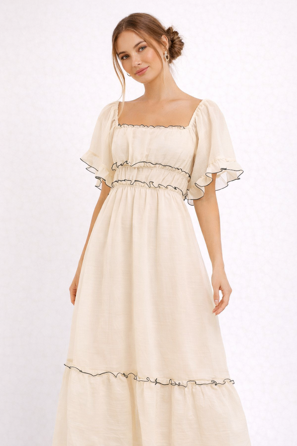 Robe midi élégante beige pour femme, style romantique et fluide, parfaite pour le printemps-été.