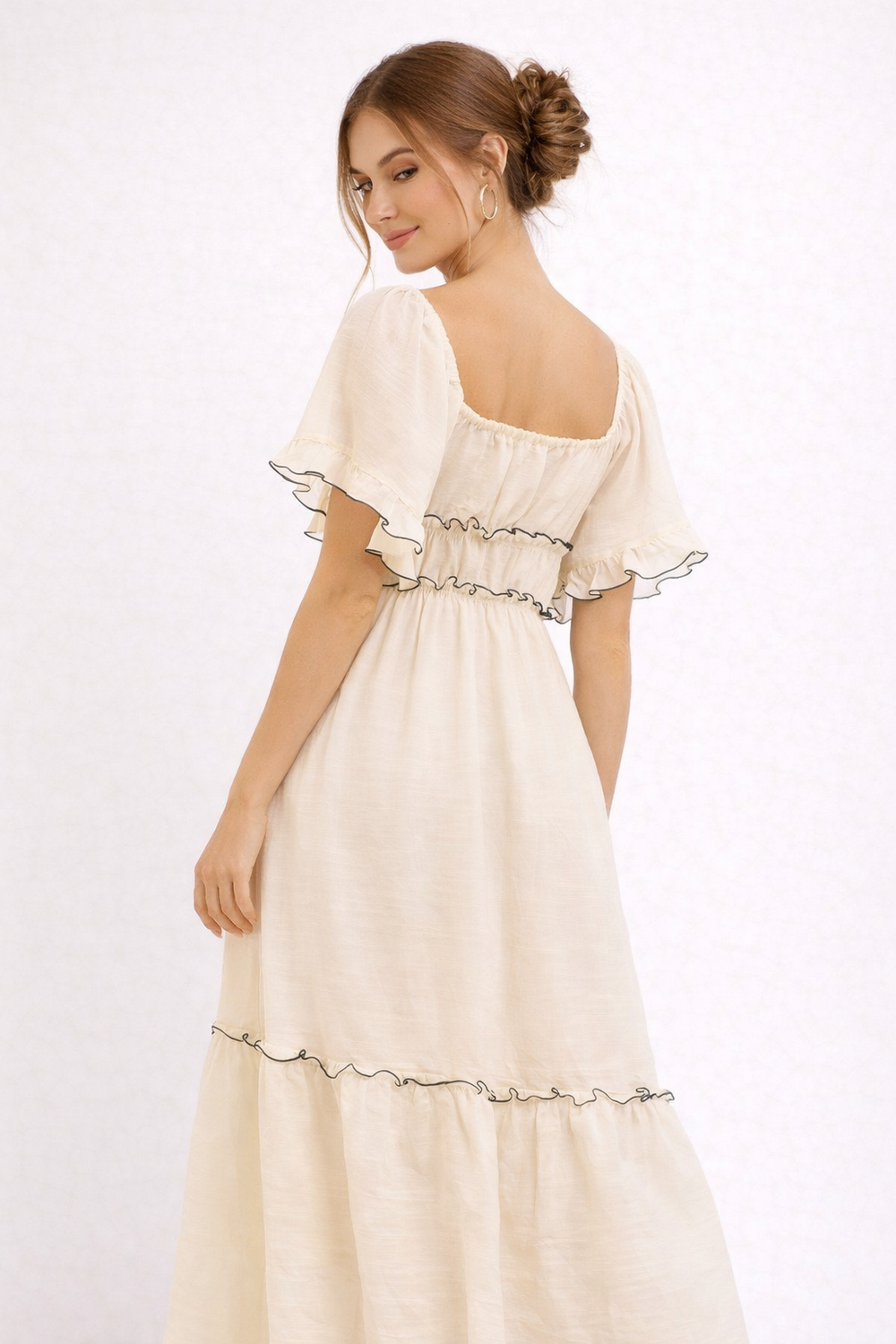Robe midi confortable et chic beige pour femme, look romantique décontracté, idéale pour l'été.