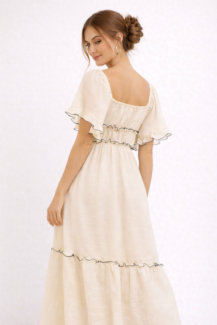 Robe midi confortable et chic beige pour femme, look romantique décontracté, idéale pour l'été.