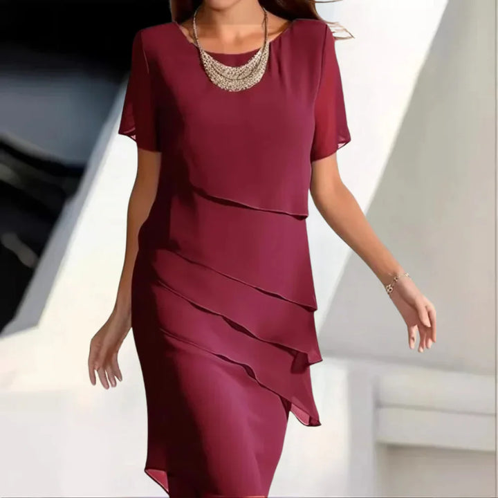 Robe midi élégante femme à étages, style chic fluide, parfaite pour l'été ou soirée. Manches courtes mode.