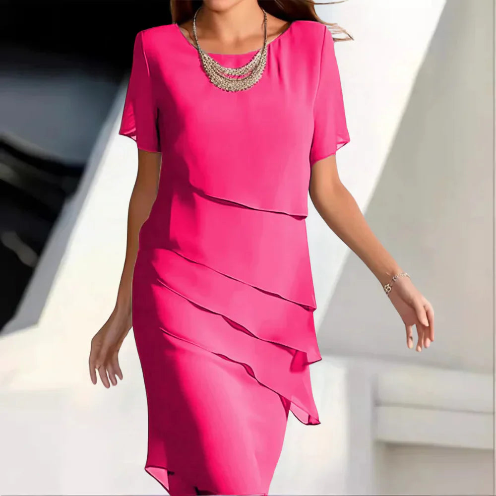 Robe élégante femme style midi à étages, chic et fluide, idéale pour soirée ou événement estival. Manches courtes.