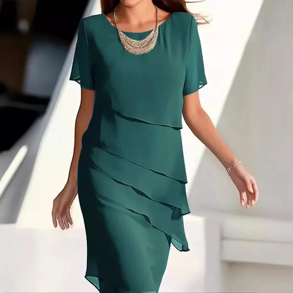 Vêtement femme chic, robe midi fluide à étages pour été/soirée. Élégante et décontractée avec manches courtes.
