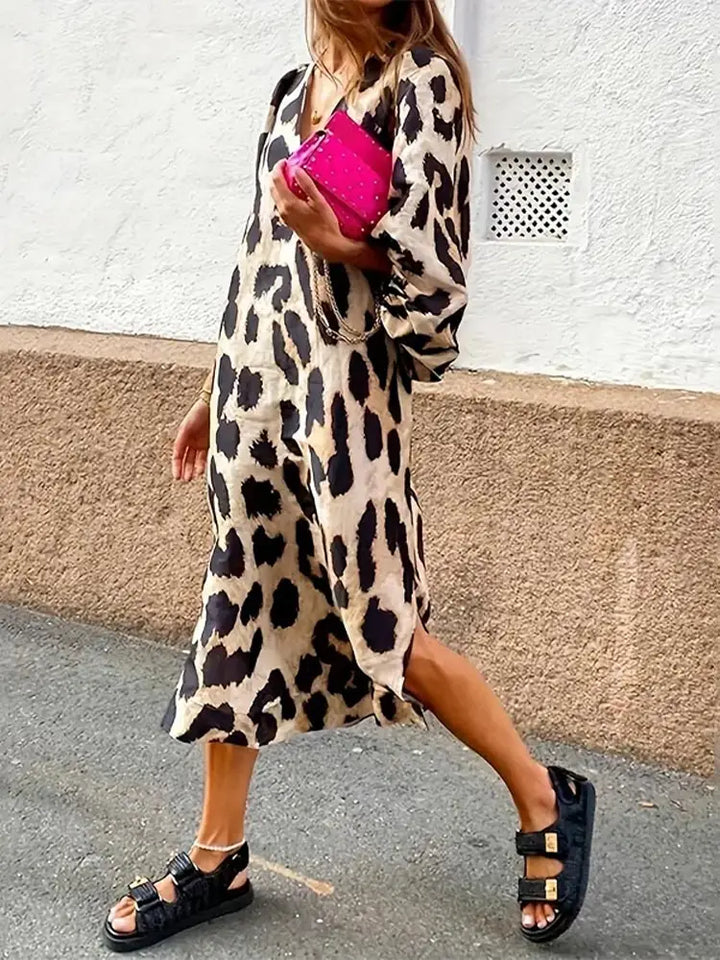 "Robe midi léopard à manches 3/4, tissu léger, coupe ample pour un look audacieux et confortable."