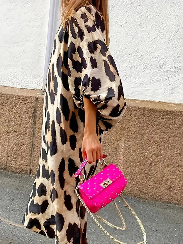 "Robe midi léopard à manches 3/4, tissu léger, coupe ample pour un look audacieux et confortable."