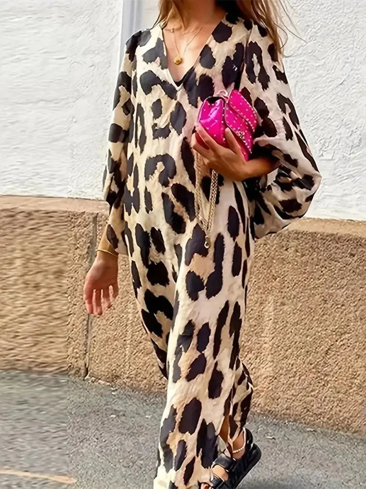 "Robe midi léopard à manches 3/4, tissu léger, coupe ample pour un look audacieux et confortable."