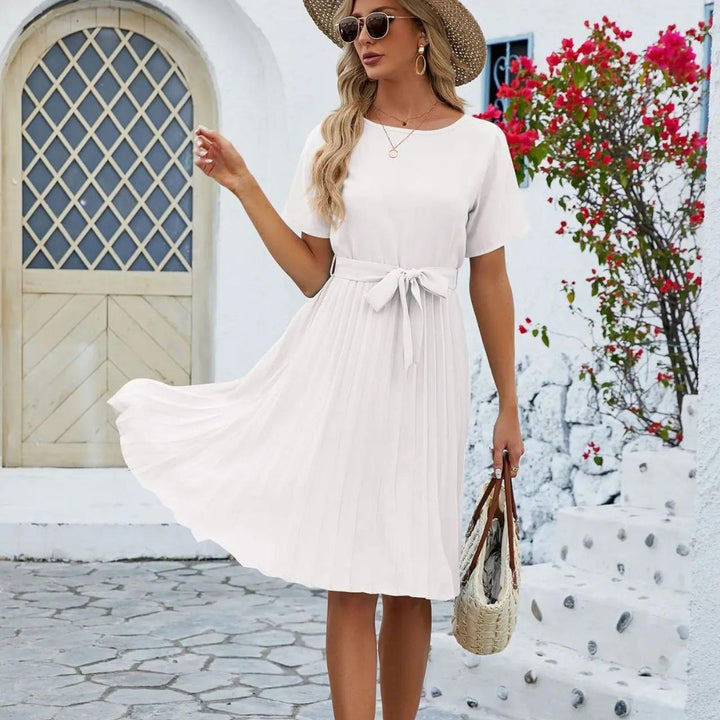 Robe ceinture à nouer, midi plissée femme, look chic et intemporel pour toute occasion.