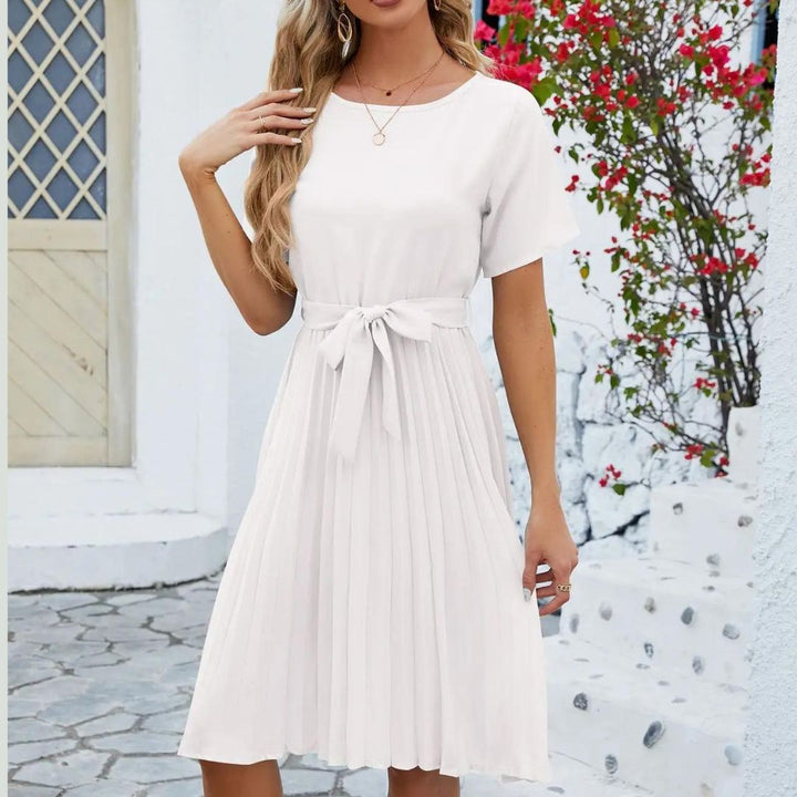 Robe midi plissée orange femme, chic et lumineuse, avec ceinture, idéale pour l'été.