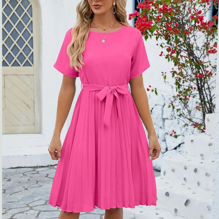 Robe midi plissée rose femme, élégante et douce, avec ceinture, polyvalente mode féminine.