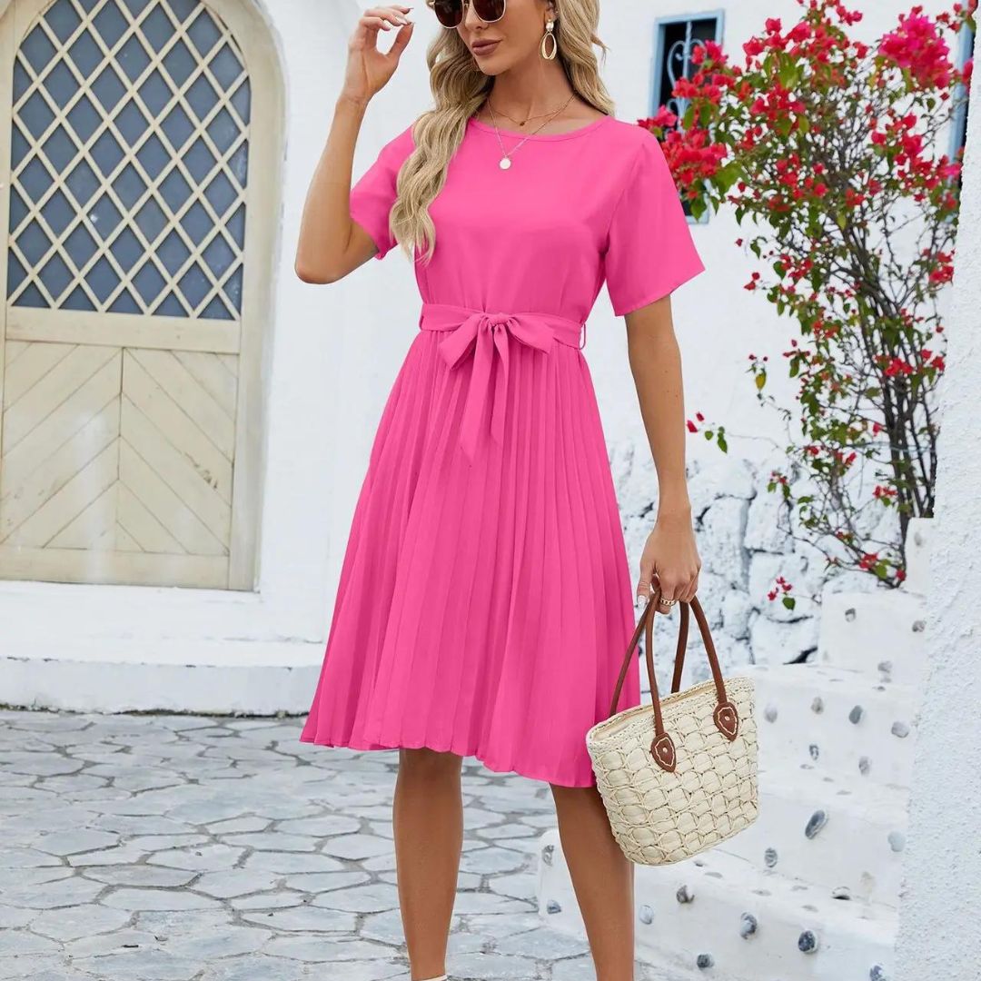Tenue de bureau chic: robe midi plissée femme avec ceinture à nouer, élégance intemporelle.