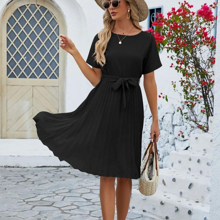 Robe plissée midi femme blanche, chic et fraîche, avec ceinture à nouer pour l'été.