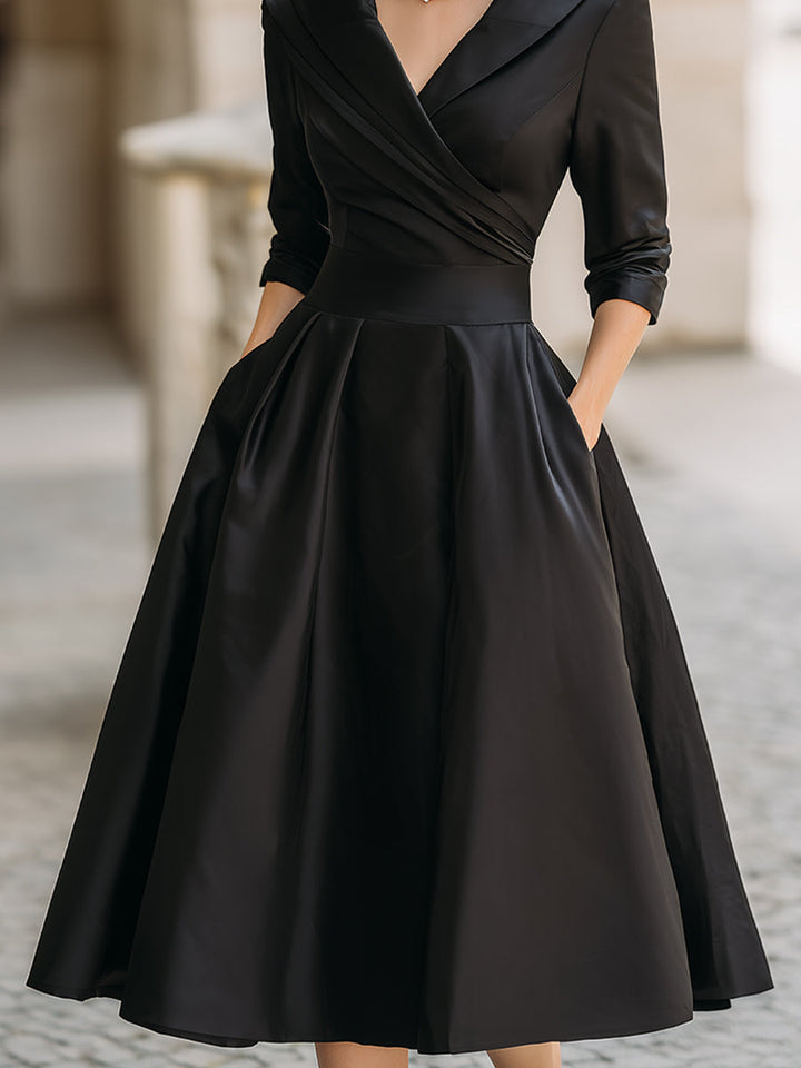Robe trapèze vintage élégante pour femme, style plissé et longueur midi, très mode et stylée.