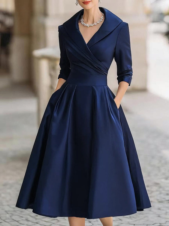 Robe plissée trapèze femme, élégante longueur midi, détails vintage pour un look sophistiqué.