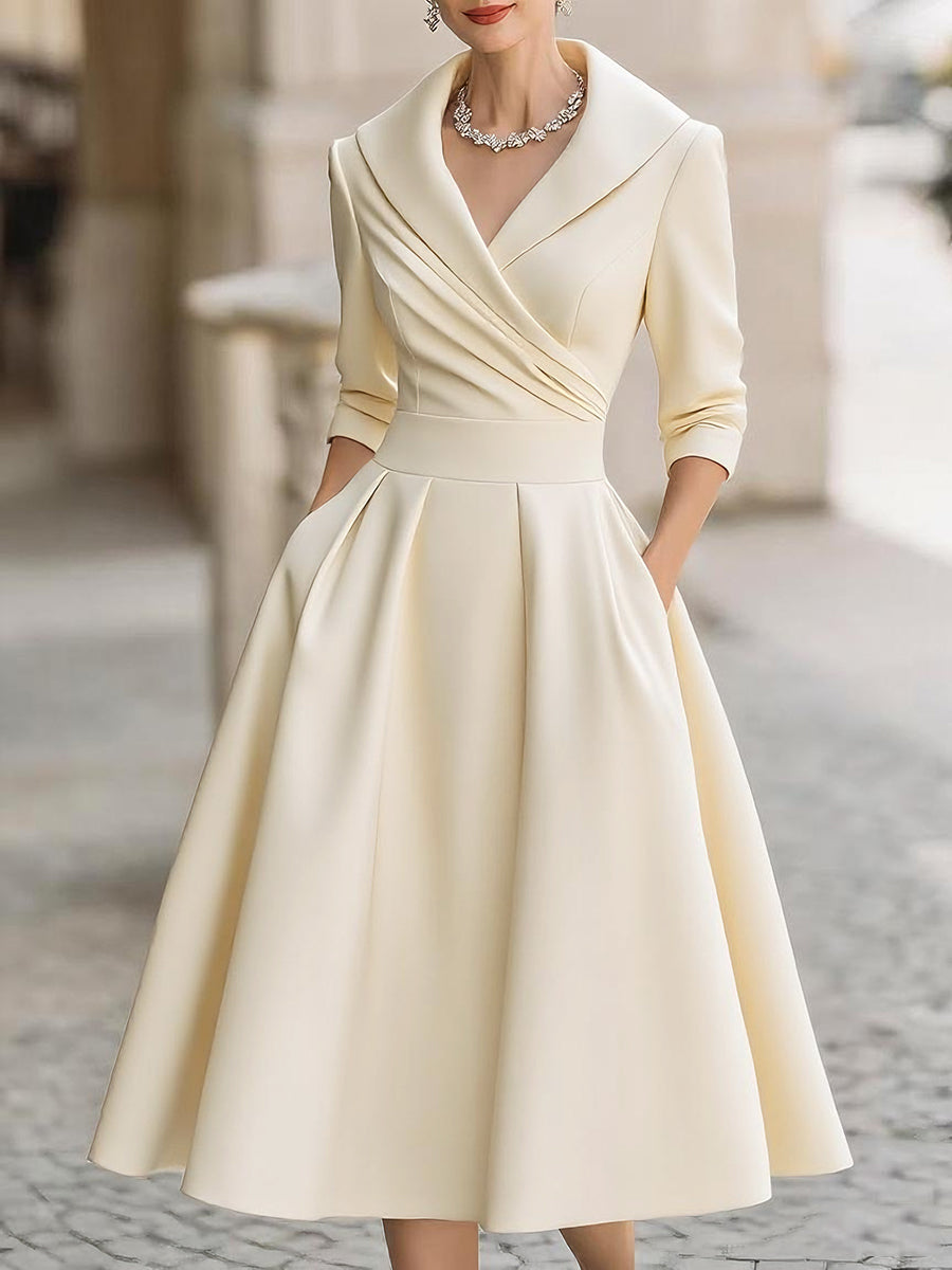 Robe de cocktail midi plissée élégante, style trapèze vintage, un choix raffiné pour invitée.