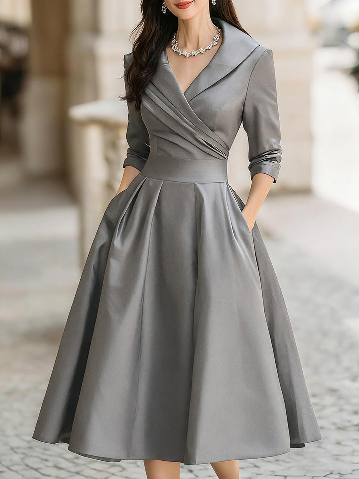 Robe midi femme élégante, coupe trapèze plissée style vintage, pour un look chic et raffiné.
