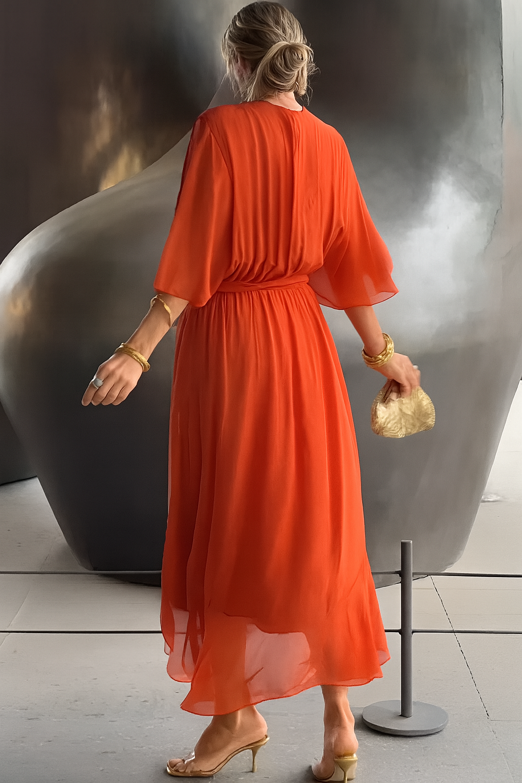 Robe femme estivale, coupe midi portefeuille, col V élégant, et ourlet asymétrique pour un style fluide et chic.