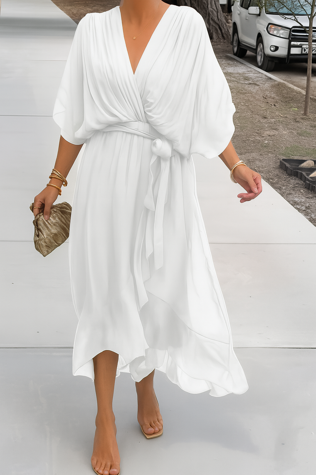 Mode femme : robe midi portefeuille chic avec col V profond et ourlet asymétrique fluide. Idéale pour l'été.