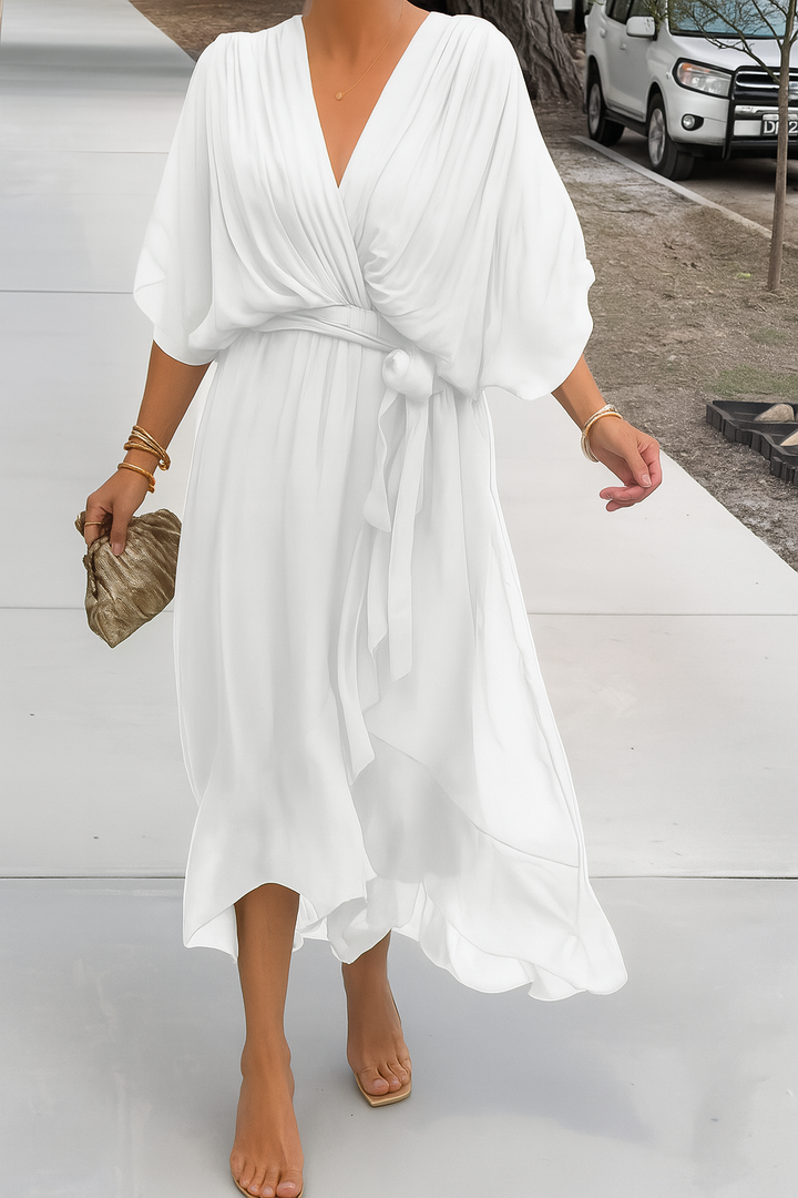 Mode femme : robe midi portefeuille chic avec col V profond et ourlet asymétrique fluide. Idéale pour l'été.