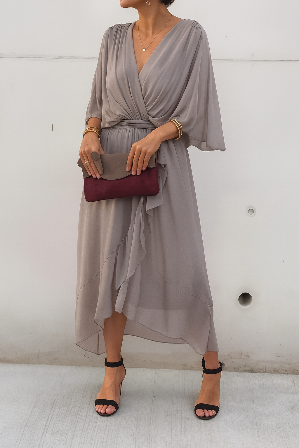 Robe midi femme fluide et chic, design portefeuille, col V séduisant, et ourlet asymétrique moderne.