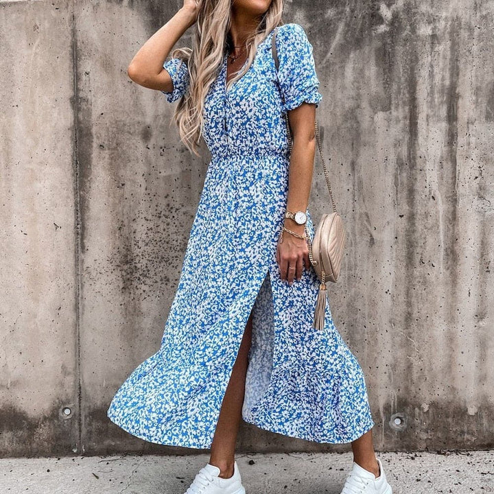 "Robe midi portefeuille rouge en coton avec motif tropical blanc, décolleté en V, manches courtes, silhouette enveloppante."